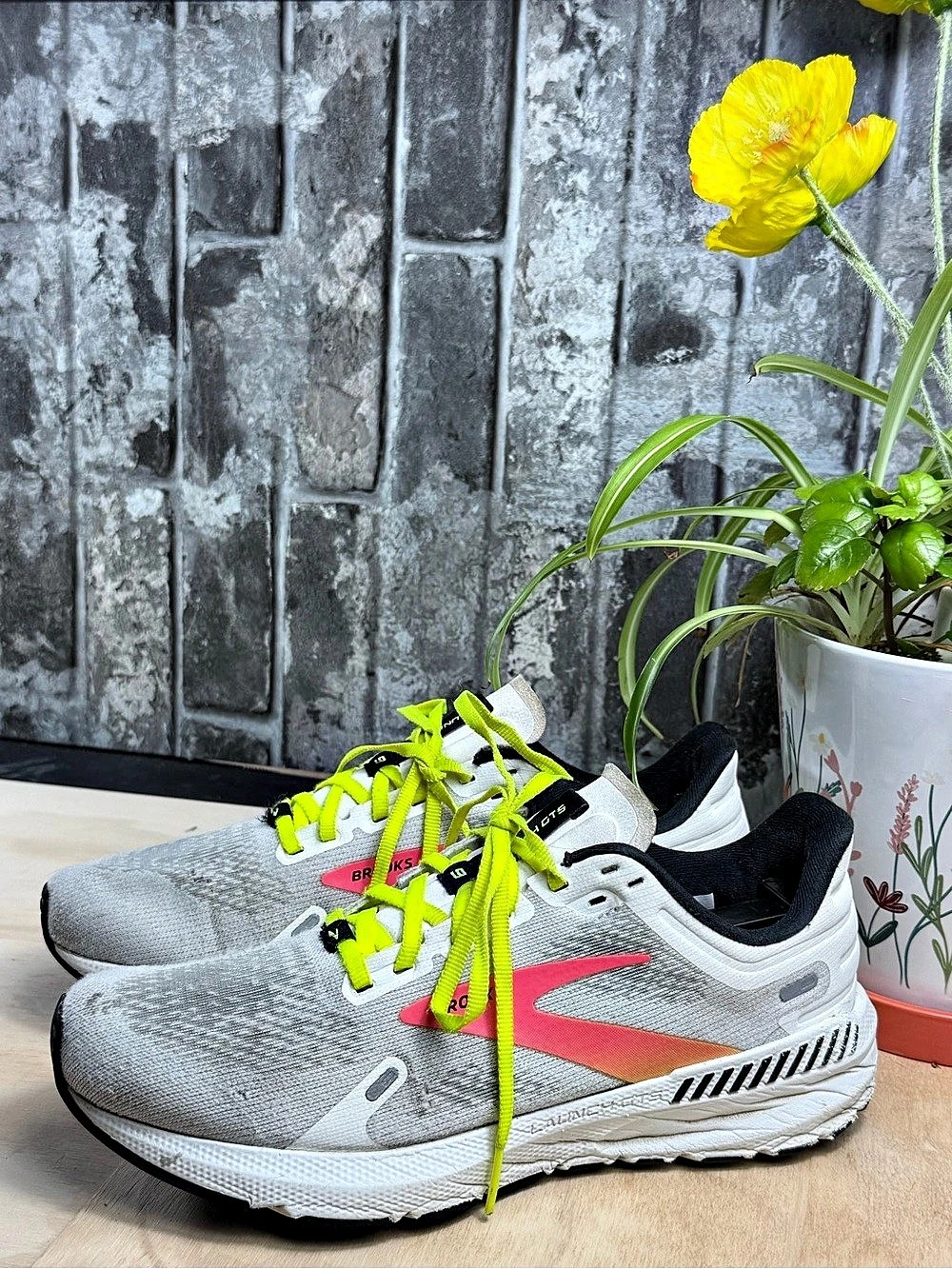 Brooks Adrenaline GTS 22 Athletic Shoes in Gray & Pink US 8.5